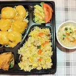 五目チャーハンと海老マヨネーズの弁当（旬香菜館）