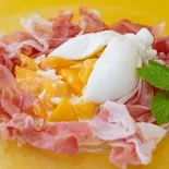 マンゴーとイタリア産フレッシュブラータチーズ※スペインハモンセラーノ添え（SALON AKARI）