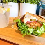 自家製フライドチキンサンド+レモンスカッシュ(M)(カフェラウンジ四季のいろ)