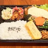 チキン南蛮と日替わりおばんざい7品つき弁当（KAWAKENキッチン）