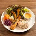 【当店女性客人気No.1】サーモンのローズマリーソテー(EAT Healthy Food Cafe)