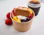 季節のフルーツとグリークヨーグルト（【濃厚グリークヨーグルト＆アサイーボウル】空桜(そら)の家 [Greek Yogurt ＆ Acai bowl] Sora's House）
