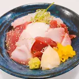 胡麻まぐろサラダ紅白丼（まぐろ屋 炭太郎）