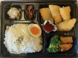 白身魚のフライ弁当（楽しい酒場·八鮮食堂）