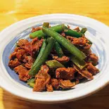 銀皮(砂肝)とにんにくの芽の旨辛炒め (数量限定) Stir-Fried Gizzard and Garlic Sprouts（手づくりおむすび すがもと）