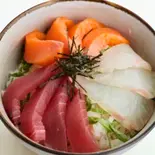 三色海鮮丼(海鮮丼、焼き鳥、唐揚げ専門店 大越)
