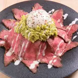温玉アボカドの熟成ローストビーフ丼（熟成ローストビーフ専門 禅 すすきの店）