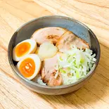 薬味ネギ炙りチャーシュー丼(チャーシュー3枚、味玉1個、にんにく、薬味ネギ)（ご褒美チャーシュー丼 ぶた丸）