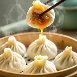 スープを味わう小籠包(味吉)