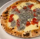 シラス香る！彩りトマトの和洋ミックスピザ（本格イタリアン TRATTORIA AL MOMENTO）