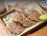 厚切り柔らか塩茹でたん 山葵添え（炭火もつ焼 もつ鍋  豚一）