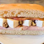 ロースハムとカマンベールチーズサンド（【サンドイッチとおやつ】シバカフェ）