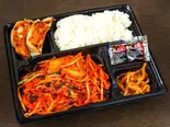 豚キムチ弁当（餃子の安亭 思い出横丁新宿大本店）