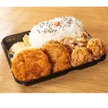 からあげとメンチカツ弁当 -juicy  cabbage minced meat cutlet 2p ＆ fried 4p chicken bento box（インド＆タイ料理スマイル Indian ＆ Thai restaurant ＆Bar~Smile）