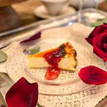 自家製ベイクドチーズケーキ 自然栽培薔薇ジャム添え（LOVE TABLE Agarato farm to table）