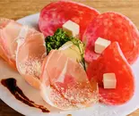 スペイン産生ハム・サラミ・カマンベールチーズ三種の盛り合わせ(台湾複合料理居酒屋 雅庄)