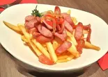 Salchipapa/フライドポテト、ビーフソーセージ、各種ソース( ケチャップ・マヨネーズ・マスタード)（Lima Grill ペルー料理）