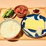 だし巻き卵とおばんざい弁当（梅と蜂）