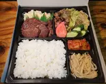 特選黒毛和牛上ロース弁当(炭火ホルモン焼き まるかん)