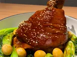 巨大な豚ももの醤油煮込み山盛り丼・招牌肘子拌飯(小尾羊 薬膳しゃぶしゃぶ 巣鴨店)