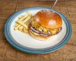 227gチーズバーガー CHEESE BURGERフレンチフライSサイズ付き With French fries S size（BURGERLION MEAT CRUSADERS）