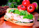低温調理で仕上げた鶏チャーシューのバインミー（【バインミー専門店】 レモングラスbánh mì Specialty Store Lemongrass）