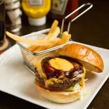 【人気No.1】チーズバーガー（shake tree burger＆bar）