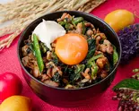 【たまご付】ピリ辛・豚とほうれん草のポパイ丼(約100g)（豚とほうれん草のポパイ丼 大阪肉物語）