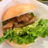 ビーガンの照り焼き鳥バーガー  Vegan Teriyaki Chicken Burger（松竹圓カフェ）