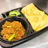 インゲンと鶏ひき肉のムーターメリックを使った激辛カレーペースト炒め +ご飯+タイ風卵焼き(PINTO)