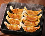 魚民特製！！鉄鍋餃子 Specialty！ Iron Pot Gyoza Dumplings（魚民 善行東口駅前店）