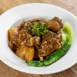中華風牛バラシチューご飯 蘿白柱侯牛腩飯（ラッキーティーパーラー）