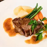 牛もも肉のステーキ オニオンソース（スタンドグルー）