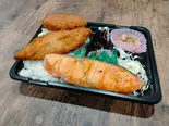 デラックス鮭弁当 ※麦飯になります(お惣菜 団欒)