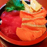 まぐろとサーモンの半々丼(志げる寿司)