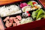 【弁当】シン・名物 ビフテキ弁当(サラダと小鉢付き)(RESTAURANT MAMA.)