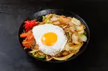 豚入り目玉焼きのせ焼きそば(ソース)（大盛り無料！具材山盛り焼きそば専門「かなざわ商店」）