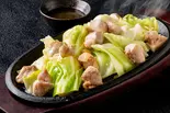 藻塩仕立てポン酢 鶏もも鉄板焼き（旨辛スタミナ鉄板焼き 天神軒 西新店）