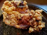 特大唐揚げ(1つ)1つ100g（[こだわりの炭火炙り]ハラミ＆カルビ丼 一牛）