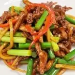 牛肉とニンニクの芽炒め(中華料理錦楽軒)