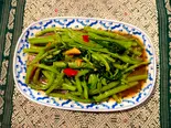パッパッブン ファイデェン(空芯菜辛口炒め) ผักบุ้งไฟแดงFried chinese spinach with bean sauce（シャムチャントラー）