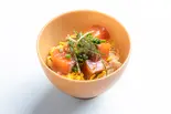 ほかほか玄米ミニサーモン丼（ヘルシーサラダビビンバ/イテウォンボウルズ 上野入谷）