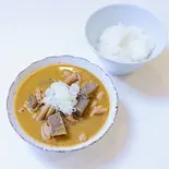 カレーもつ煮丼（やみつきモツ煮屋92MOANA）