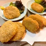 コロッケ 1個(写真右)（大玉たこ焼きとお弁当の店【あきない】）