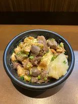 とりもつ煮丼（とり俊）