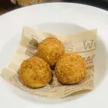 黒胡麻団子3個（Chinese kitchen bar雪家）