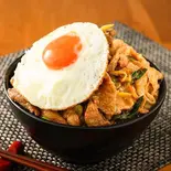 【豚肉の定番メニュー】目玉焼きのせ！旨極生姜焼きメガトン(お肉200g)（激盛り豚丼 メガトン 江古田店）