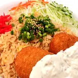 チャーハンとカニクリームコロッケ丼(丼家 本膳)