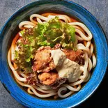 タルタルチキンの冷ぶっかけうどん(並) (タルタル・ぶっかけつゆ)≪2448≫（うどん 益子 なんば店）