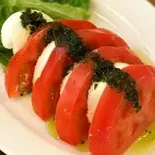 トマトとモッツァレラのカプレーゼ（FOODIES DELI）